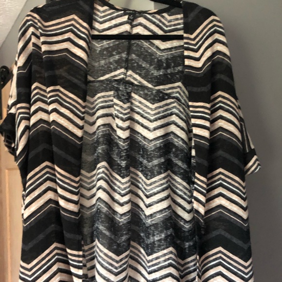 Torrid size 1 chevron short sleeve cardigan - Picture 1 of 6